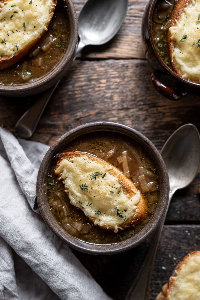 Recept voor klassieke Franse uiensoep, uiensoep zelf maken met gekarameliseerde uien, runderbouillon, wijn en met zelfgemaakte kaas crouton. Kaasbroodje met Franse gruyere kaas. Zelfgemaakte uiensoep voor de koude winter.