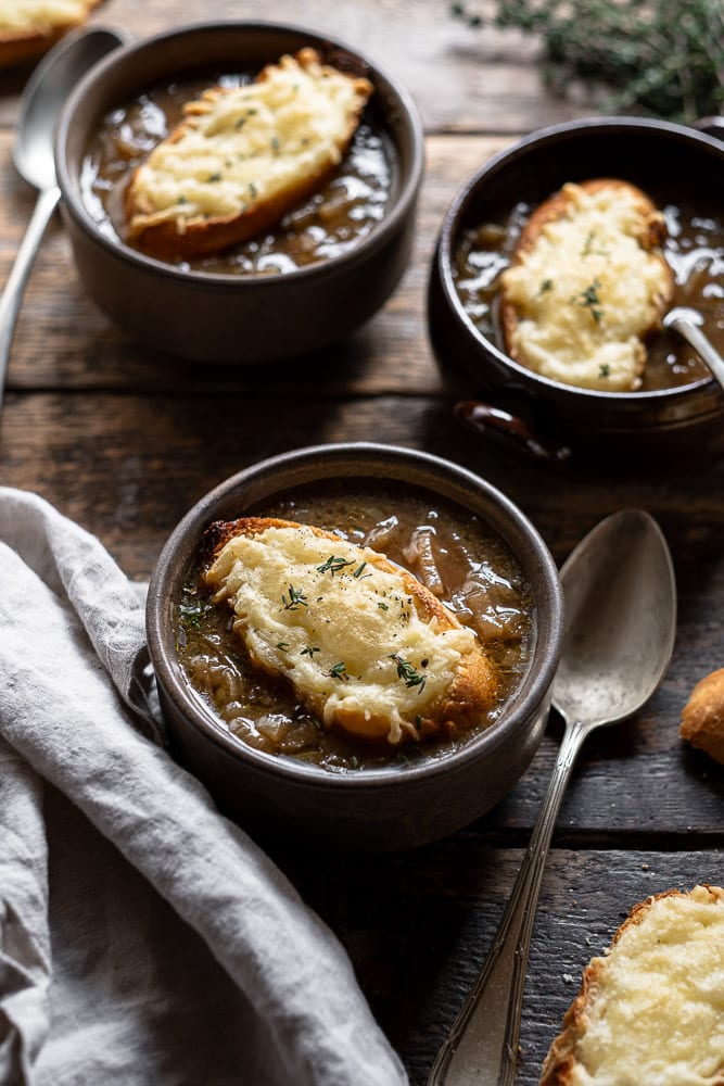 Recept voor klassieke Franse uiensoep, uiensoep zelf maken met gekarameliseerde uien, runderbouillon, wijn en met zelfgemaakte kaas crouton. Kaasbroodje met Franse gruyere kaas. Zelfgemaakte uiensoep voor de koude winter.