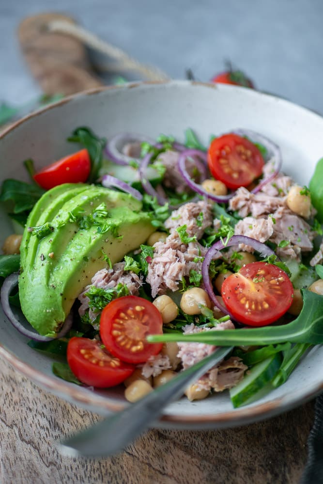 5 lekkere en makkelijke salade met tonijn recepten, zelf tonijn salade maken is hartstikke lekker en gezond, ideaal als lunch of lichte avondmaaltijd. Recepten met tonijn uit blik, tonijnsalade bij de lunch of als gezond broodbeleg.