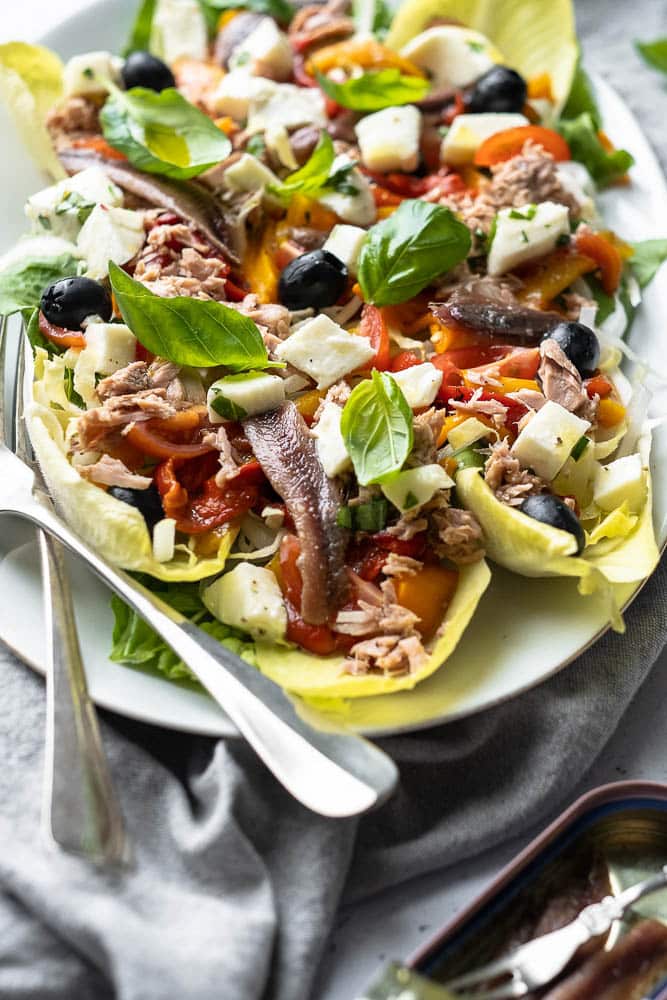 5 lekkere en makkelijke salade met tonijn recepten, zelf tonijn salade maken is hartstikke lekker en gezond, ideaal als lunch of lichte avondmaaltijd. Recepten met tonijn uit blik, tonijnsalade bij de lunch of als gezond broodbeleg.