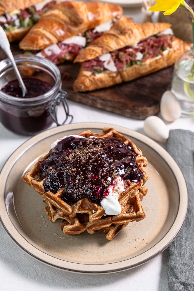 Makkelijk en lekker recept voor appel kaneel wafels of appeltaart wafels. Deze gezonde appel kaneel wafels kun je makkelijk zelf maken, je bakt luchtige wafels met stukjes appel en een snuf kaneel. Lekker met yoghurt of blauwe bessen compote. 