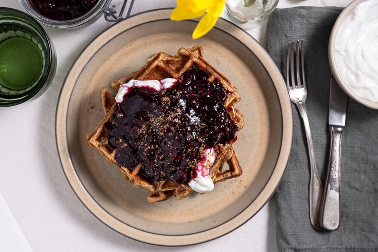 Makkelijk en lekker recept voor appel kaneel wafels of appeltaart wafels. Deze gezonde appel kaneel wafels kun je makkelijk zelf maken, je bakt luchtige wafels met stukjes appel en een snuf kaneel. Lekker met yoghurt of blauwe bessen compote.