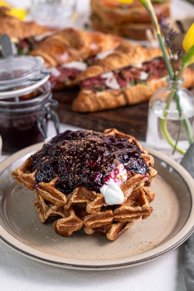 Makkelijk en lekker recept voor appel kaneel wafels of appeltaart wafels. Deze gezonde appel kaneel wafels kun je makkelijk zelf maken, je bakt luchtige wafels met stukjes appel en een snuf kaneel. Lekker met yoghurt of blauwe bessen compote.