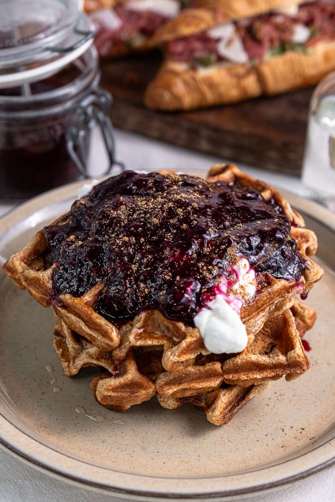 Blauwe bessen compote, een heerlijke zelfgemaakte vruchtencompote van blauwe bessen. Of van bosbessen, hoe je ze ook wilt noemen... Deze blauwe bessen compote is heerlijk over gezonde wafels, bij de pannenkoeken of bij het ontbijt in je kommetje kwark of havermout. Zelf blauwe bessen compote maken is heel eenvoudig en vooral zo lekker!