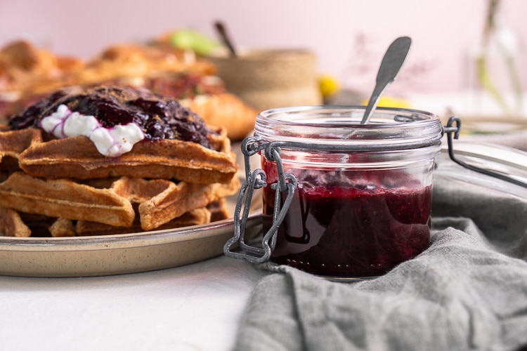 Blauwe bessen compote, een heerlijke zelfgemaakte vruchtencompote van blauwe bessen. Of van bosbessen, hoe je ze ook wilt noemen... Deze blauwe bessen compote is heerlijk over gezonde wafels, bij de pannenkoeken of bij het ontbijt in je kommetje kwark of havermout. Zelf blauwe bessen compote maken is heel eenvoudig en vooral zo lekker!