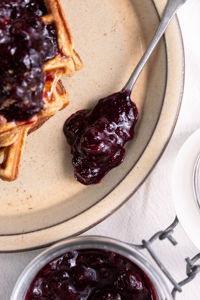 Blauwe bessen compote, een heerlijke zelfgemaakte vruchtencompote van blauwe bessen. Of van bosbessen, hoe je ze ook wilt noemen... Deze blauwe bessen compote is heerlijk over gezonde wafels, bij de pannenkoeken of bij het ontbijt in je kommetje kwark of havermout. Zelf blauwe bessen compote maken is heel eenvoudig en vooral zo lekker!