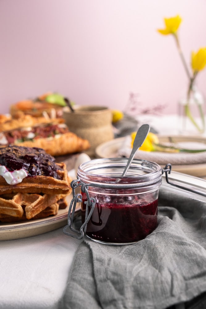 Blauwe bessen compote, een heerlijke zelfgemaakte vruchtencompote van blauwe bessen. Of van bosbessen, hoe je ze ook wilt noemen... Deze blauwe bessen compote is heerlijk over gezonde wafels, bij de pannenkoeken of bij het ontbijt in je kommetje kwark of havermout. Zelf blauwe bessen compote maken is heel eenvoudig en vooral zo lekker!