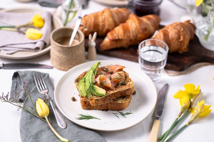 Brioche wentelteefjes met zalm en avocado... Zachte, luchtige, hartige wentelteefjes gemaakt van brioche brood en belegd met de gouden smaakcombinatie van zalm en avocado.