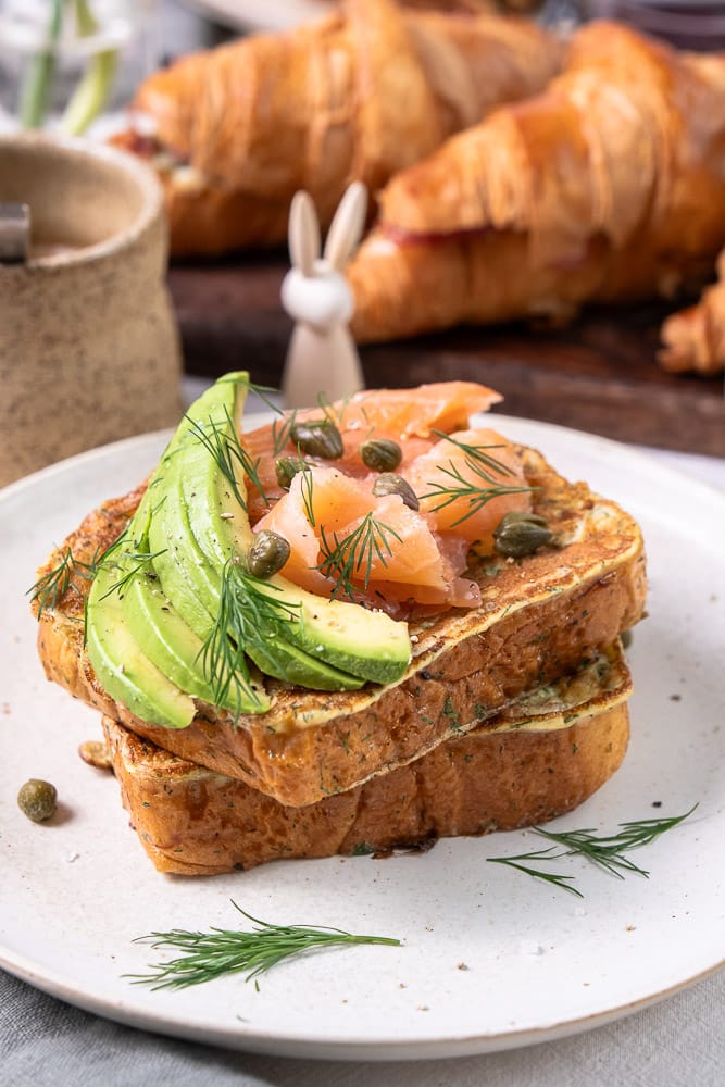 Brioche wentelteefjes met zalm en avocado... Zachte, luchtige, hartige wentelteefjes gemaakt van brioche brood en belegd met de gouden smaakcombinatie van zalm en avocado.