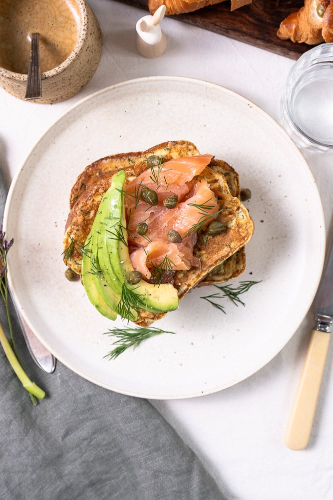 Brioche wentelteefjes met zalm en avocado... Zachte, luchtige, hartige wentelteefjes gemaakt van brioche brood en belegd met de gouden smaakcombinatie van zalm en avocado.