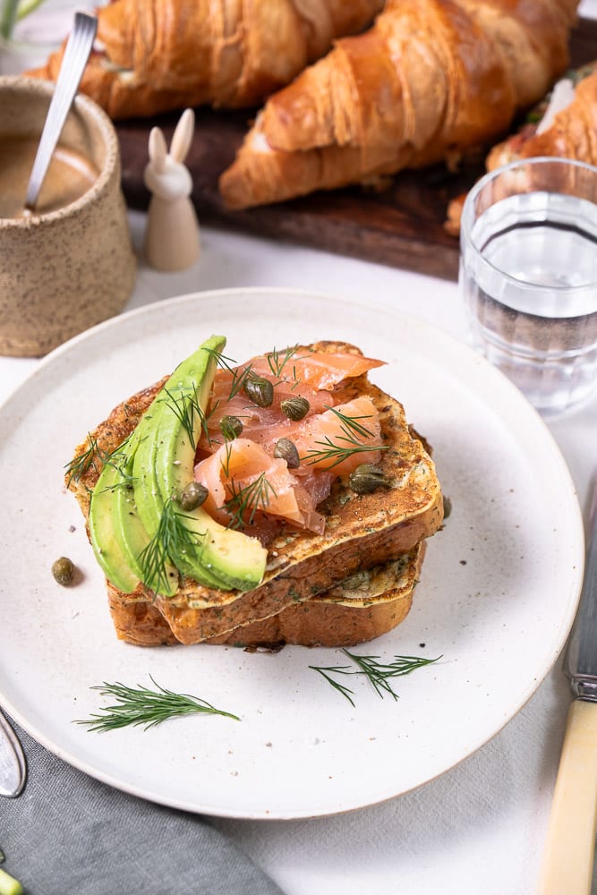 Brioche wentelteefjes met zalm en avocado... Zachte, luchtige, hartige wentelteefjes gemaakt van brioche brood en belegd met de gouden smaakcombinatie van zalm en avocado.