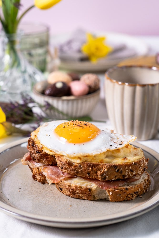 Croque madame, een meer dan luxe broodje met lekker veel kaas, prosciutto en een spiegel-eitje on top... Eigenlijk is dit gewoon een geweldige ham-kaas tosti met vooral lekker veel kaas. Ik herhaal, lekker veel kaas! Deze Franse klassieker is heerlijk als hartig ontbijt of als stevige lunch.