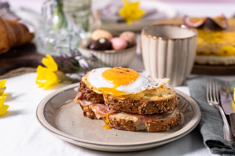 Croque madame, een meer dan luxe broodje met lekker veel kaas, prosciutto en een spiegel-eitje on top... Eigenlijk is dit gewoon een geweldige ham-kaas tosti met vooral lekker veel kaas. Ik herhaal, lekker veel kaas! Deze Franse klassieker is heerlijk als hartig ontbijt of als stevige lunch.