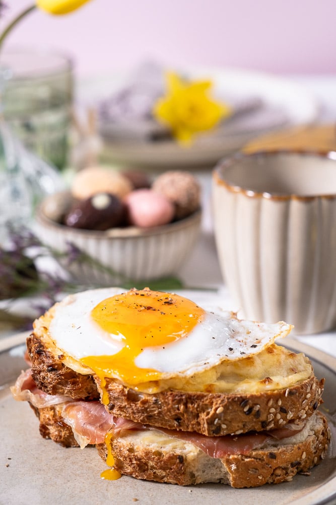 Croque madame, een meer dan luxe broodje met lekker veel kaas, prosciutto en een spiegel-eitje on top... Eigenlijk is dit gewoon een geweldige ham-kaas tosti met vooral lekker veel kaas. Ik herhaal, lekker veel kaas! Deze Franse klassieker is heerlijk als hartig ontbijt of als stevige lunch.