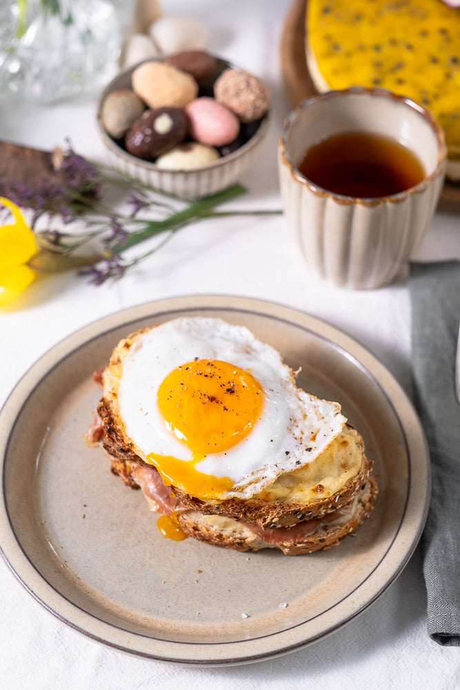 Croque madame, een meer dan luxe broodje met lekker veel kaas, prosciutto en een spiegel-eitje on top... Eigenlijk is dit gewoon een geweldige ham-kaas tosti met vooral lekker veel kaas. Ik herhaal, lekker veel kaas! Deze Franse klassieker is heerlijk als hartig ontbijt of als stevige lunch.