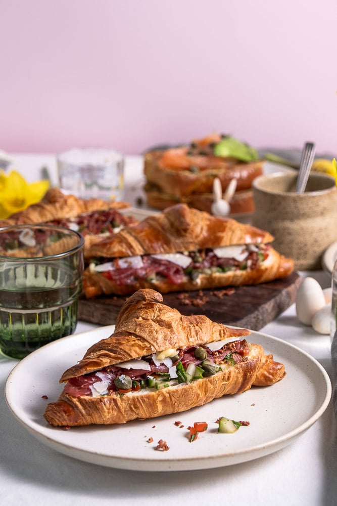 Carpaccio croissants... gevulde croissants met de heerlijke combinatie van verse dungesneden carpaccio, frisse knapperige rucola, tomaatjes, truffelmayonaise en Parmezaanse kaas. Dit is eigenlijk een carpaccio amuse, maar dan speciaal voor de Paasbrunch.