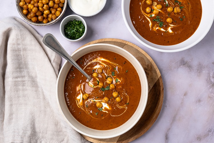 Paprikasoep, een heerlijke groentesoep met de intense smaak van geroosterde paprika. Met dit makkelijke recept zet je in een handomdraai een makkelijke soep op tafel, lekker bij de lunch of als lichte avond maaltijd. Door de paprika's even te roosteren in de oven, krijgen ze nog meer smaak en dat proef je natuurlijk terug in de soep.