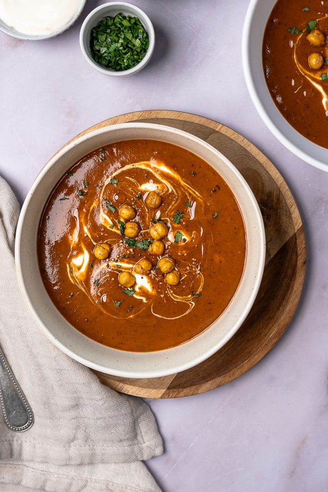 Paprikasoep, een heerlijke groentesoep met de intense smaak van geroosterde paprika. Met dit makkelijke recept zet je in een handomdraai een makkelijke soep op tafel, lekker bij de lunch of als lichte avond maaltijd. Door de paprika's even te roosteren in de oven, krijgen ze nog meer smaak en dat proef je natuurlijk terug in de soep.