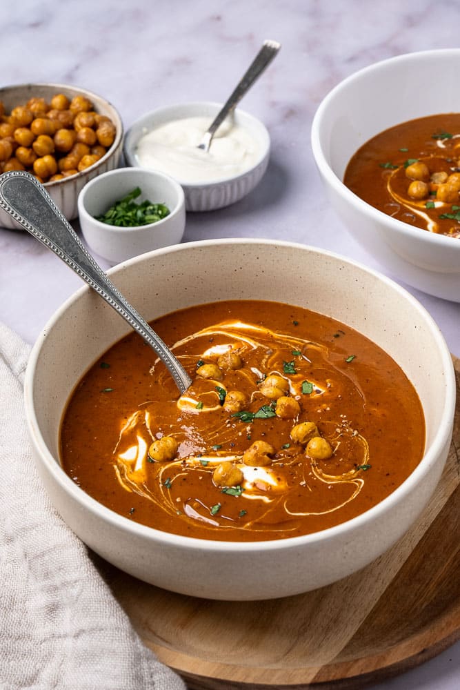 Paprikasoep, een heerlijke groentesoep met de intense smaak van geroosterde paprika. Met dit makkelijke recept zet je in een handomdraai een makkelijke soep op tafel, lekker bij de lunch of als lichte avond maaltijd. Door de paprika's even te roosteren in de oven, krijgen ze nog meer smaak en dat proef je natuurlijk terug in de soep.