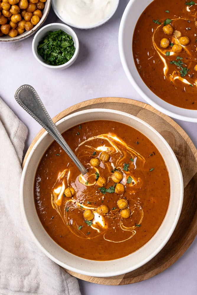 Paprikasoep, een heerlijke groentesoep met de intense smaak van geroosterde paprika. Met dit makkelijke recept zet je in een handomdraai een makkelijke soep op tafel, lekker bij de lunch of als lichte avond maaltijd. Door de paprika's even te roosteren in de oven, krijgen ze nog meer smaak en dat proef je natuurlijk terug in de soep.