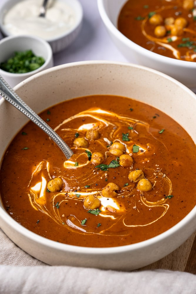 Paprikasoep, een heerlijke groentesoep met de intense smaak van geroosterde paprika. Met dit makkelijke recept zet je in een handomdraai een makkelijke soep op tafel, lekker bij de lunch of als lichte avond maaltijd. Door de paprika's even te roosteren in de oven, krijgen ze nog meer smaak en dat proef je natuurlijk terug in de soep.