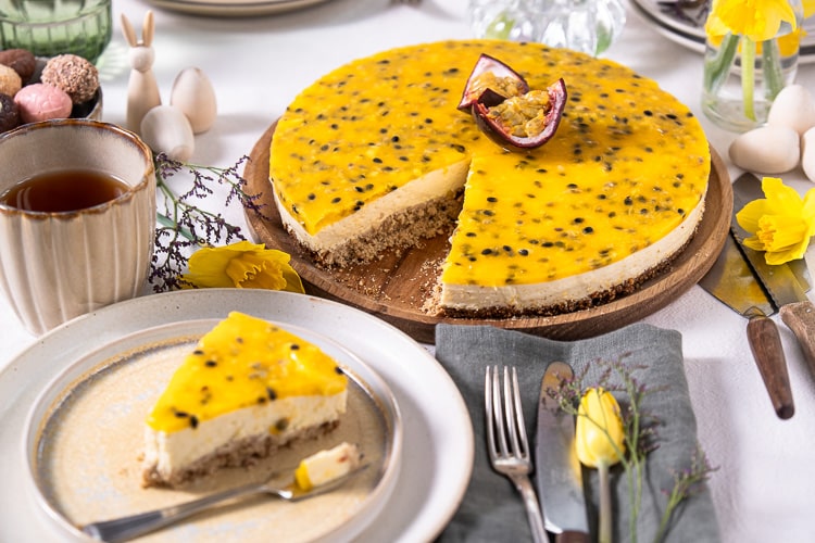 Oh, kijk deze mango cheesecake met passievrucht nou toch! Een heerlijke no-bake cheesecake met tropische smaken van mango en passievrucht. Deze luchtige kwarktaart is lekker fris, subtiel zoet en bovenal ontzettend lekker!