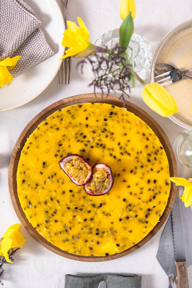 Oh, kijk deze mango cheesecake met passievrucht nou toch! Een heerlijke no-bake cheesecake met tropische smaken van mango en passievrucht. Deze luchtige kwarktaart is lekker fris, subtiel zoet en bovenal ontzettend lekker!