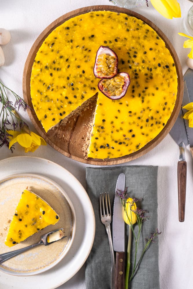 Oh, kijk deze mango cheesecake met passievrucht nou toch! Een heerlijke no-bake cheesecake met tropische smaken van mango en passievrucht. Deze luchtige kwarktaart is lekker fris, subtiel zoet en bovenal ontzettend lekker!