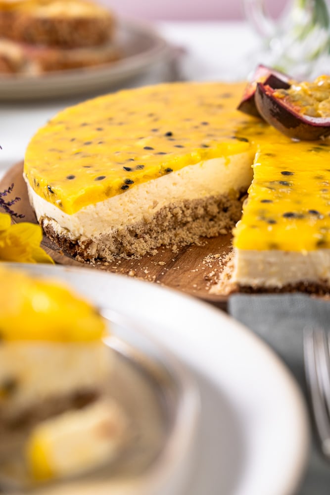 Oh, kijk deze mango cheesecake met passievrucht nou toch! Een heerlijke no-bake cheesecake met tropische smaken van mango en passievrucht. Deze luchtige kwarktaart is lekker fris, subtiel zoet en bovenal ontzettend lekker!