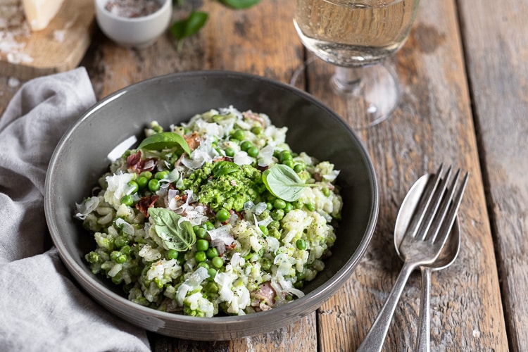 Risi e bisi, een klassiek recept uit de Italiaanse keuken! Om precies te zijn, een traditioneel gerecht uit de regio van Venetië dat vooral erg veel weg heeft van een heerlijke romige risotto met doperwten en pancetta.