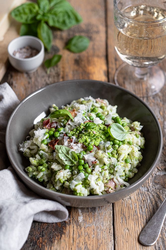 Risi e bisi, een klassiek recept uit de Italiaanse keuken! Om precies te zijn, een traditioneel gerecht uit de regio van Venetië dat vooral erg veel weg heeft van een heerlijke romige risotto met doperwten en pancetta.