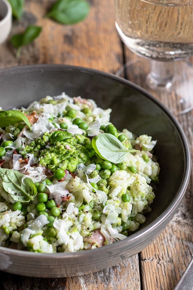 Risi e bisi, een klassiek recept uit de Italiaanse keuken! Om precies te zijn, een traditioneel gerecht uit de regio van Venetië dat vooral erg veel weg heeft van een heerlijke romige risotto met doperwten en pancetta.