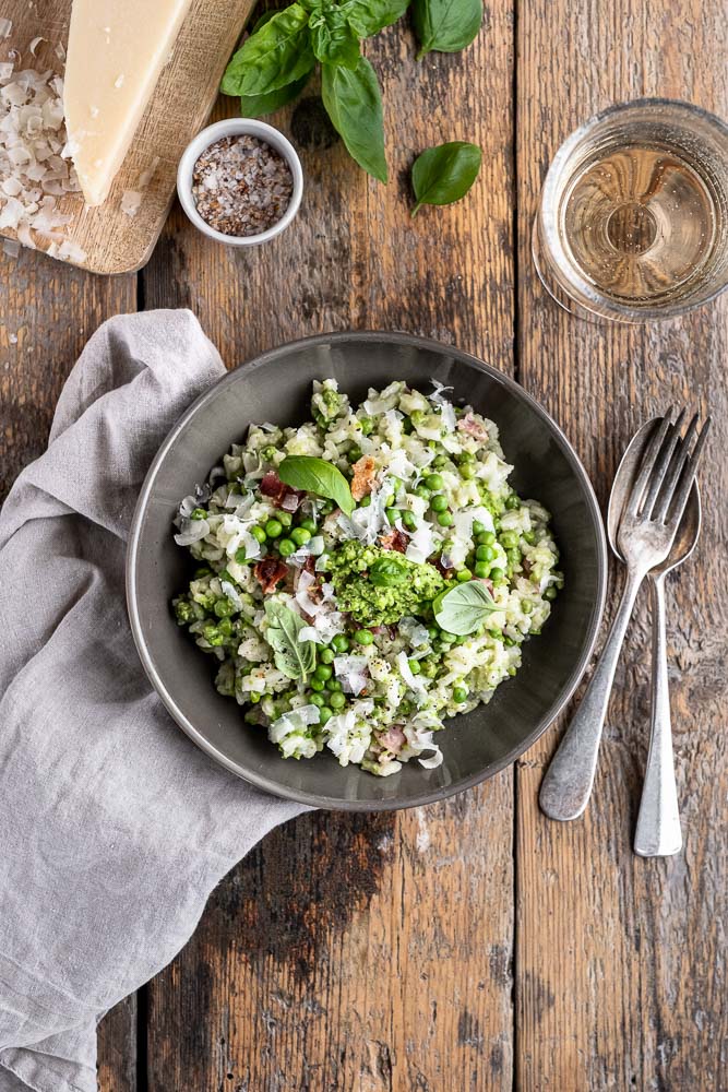 Risi e bisi, een klassiek recept uit de Italiaanse keuken! Om precies te zijn, een traditioneel gerecht uit de regio van Venetië dat vooral erg veel weg heeft van een heerlijke romige risotto met doperwten en pancetta.