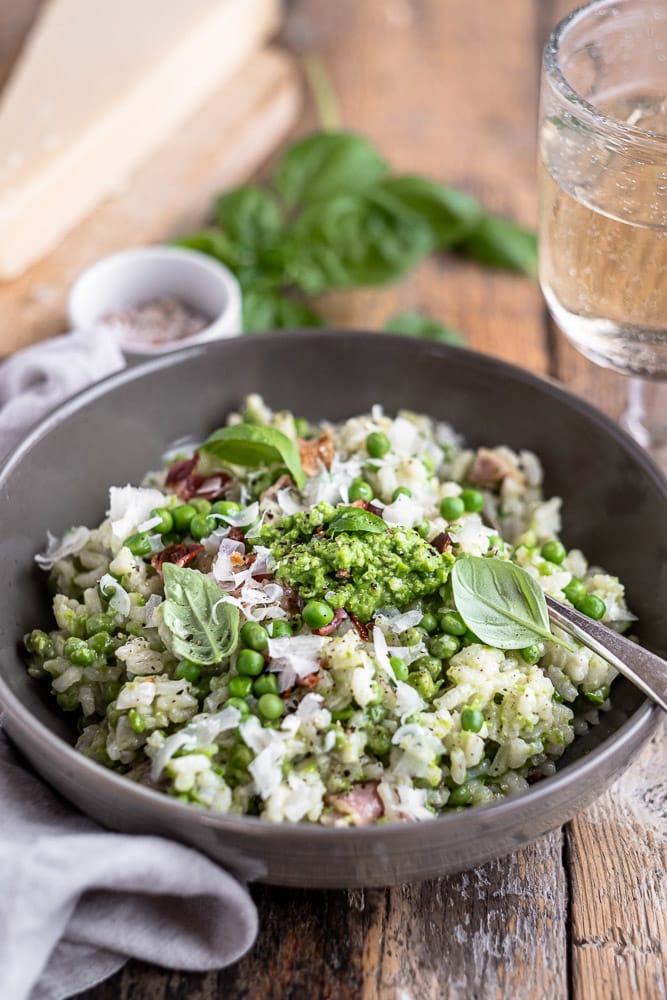 Risi e bisi, een klassiek recept uit de Italiaanse keuken! Om precies te zijn, een traditioneel gerecht uit de regio van Venetië dat vooral erg veel weg heeft van een heerlijke romige risotto met doperwten en pancetta.