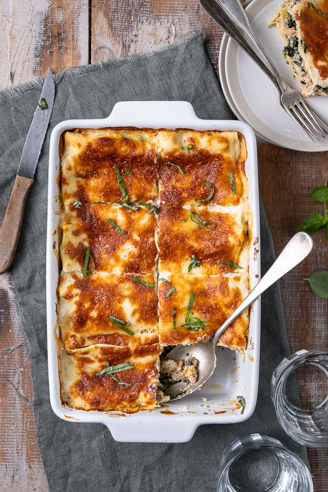 Lasagne met zalm en spinazie, romige zalm lasagne met spinazie, prei, ricotta, mozzarella en bechamelsaus. Lekker en simpel recept om zelf lasagne met zalm te maken.