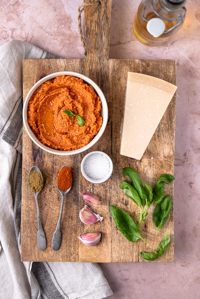 Paprika spread, een luchtige spread voor op brood of op een toastje, gemaakt van geroosterde rode paprika's, knoflook, witte bonen, citroen & Parmezaanse kaas. Lekker voor op brood of bij een toastje.