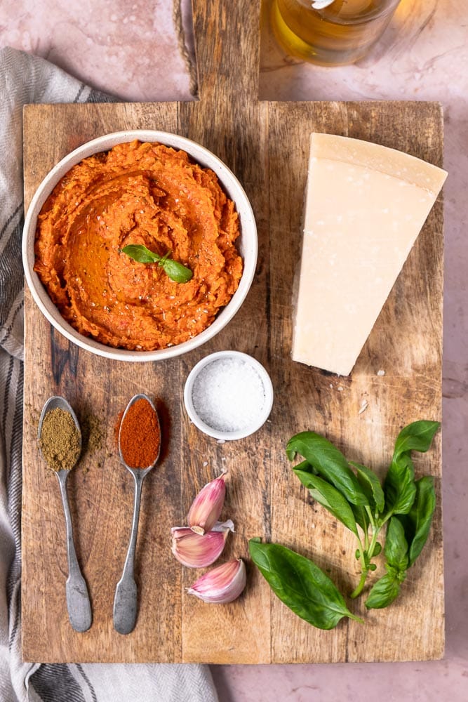 Paprika spread, een luchtige spread voor op brood of op een toastje, gemaakt van geroosterde rode paprika's, knoflook, witte bonen, citroen & Parmezaanse kaas. Lekker voor op brood of bij een toastje.