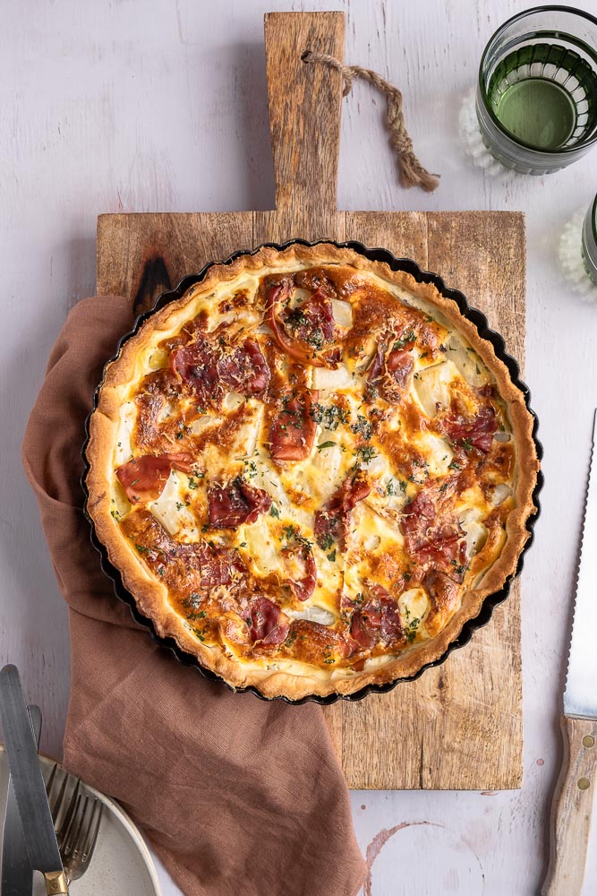 Makkelijk, lekker en simpel recept voor quiche met witte asperges en ham. Ik gebruik in dit gerecht vers bladerdeeg, witte asperges, eieren, roomkaas en rauwe ham, bijvoorbeeld Parmaham. lekker met Parmezaanse kaas.