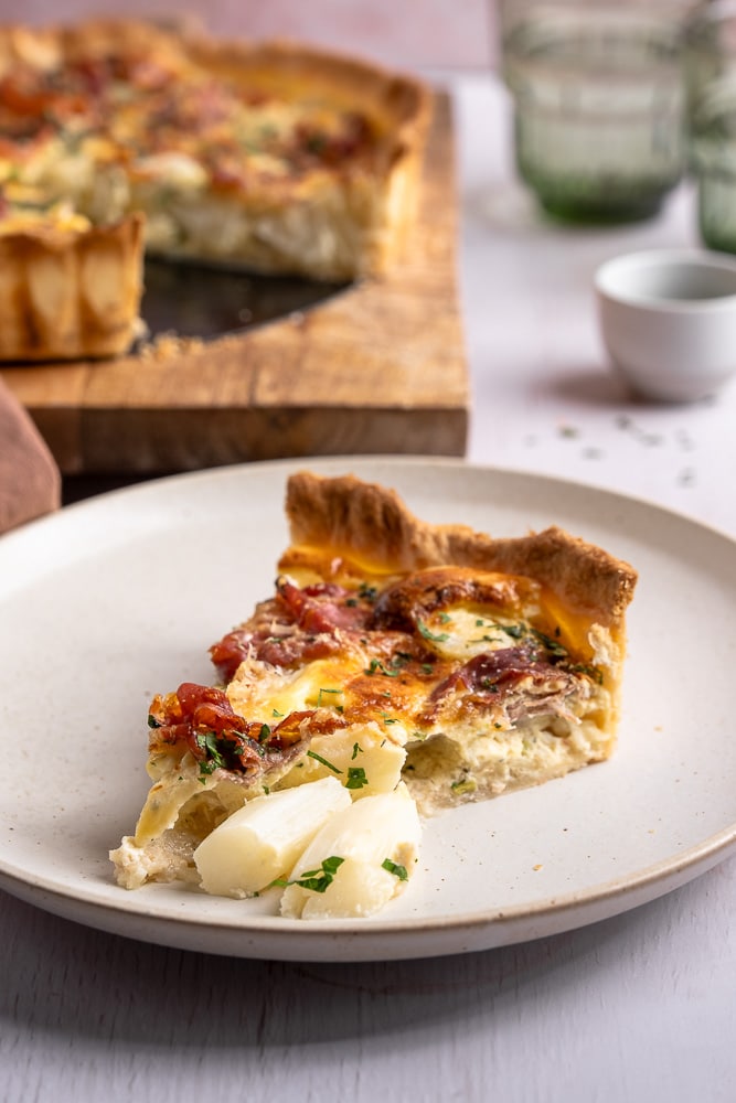 Makkelijk, lekker en simpel recept voor quiche met witte asperges en ham. Ik gebruik in dit gerecht vers bladerdeeg, witte asperges, eieren, roomkaas en rauwe ham, bijvoorbeeld Parmaham. lekker met Parmezaanse kaas. 