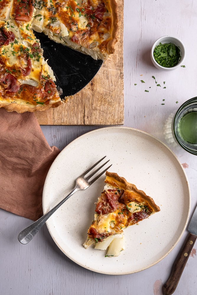 Makkelijk, lekker en simpel recept voor quiche met witte asperges en ham. Ik gebruik in dit gerecht vers bladerdeeg, witte asperges, eieren, roomkaas en rauwe ham, bijvoorbeeld Parmaham. lekker met Parmezaanse kaas. 