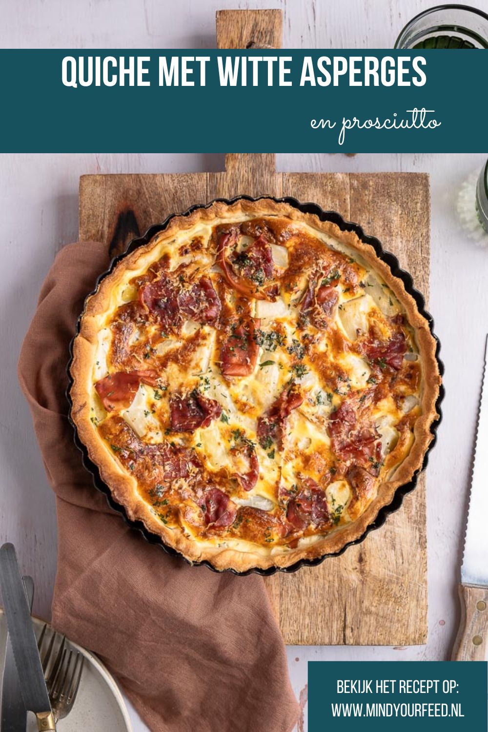 Makkelijk, lekker en simpel recept voor quiche met witte asperges en ham. Ik gebruik in dit gerecht vers bladerdeeg, witte asperges, eieren, roomkaas en rauwe ham, bijvoorbeeld Parmaham. lekker met Parmezaanse kaas.