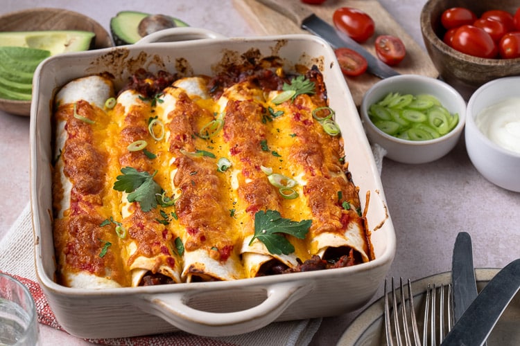 Enchilada's met gehakt, goed gevulde tortilla wraps met kruidig gehakt met mais en chili bonen in tomatensaus. Uiteraard heerlijk op smaak gebracht met Mexicaanse kruiden! De gevulde wraps met gehakt schuif je nog even de oven in met een beetje cheddar kaas on top en zo staat dit makkelijke recept binnen mum van tijd op tafel.