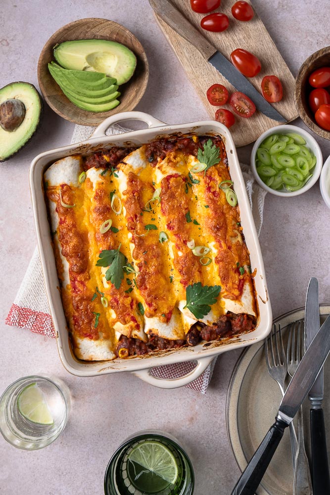 Enchilada's met gehakt, goed gevulde tortilla wraps met kruidig gehakt met mais en chili bonen in tomatensaus. Uiteraard heerlijk op smaak gebracht met Mexicaanse kruiden! De gevulde wraps met gehakt schuif je nog even de oven in met een beetje cheddar kaas on top en zo staat dit makkelijke recept binnen mum van tijd op tafel.