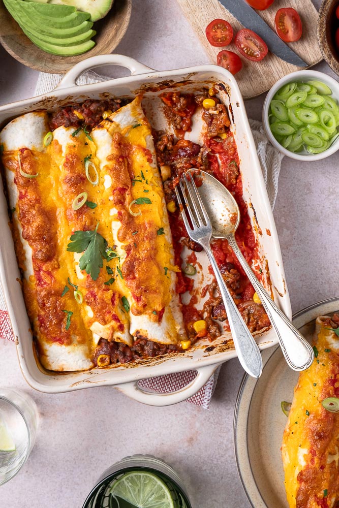 Enchilada's met gehakt, goed gevulde tortilla wraps met kruidig gehakt met mais en chili bonen in tomatensaus. Uiteraard heerlijk op smaak gebracht met Mexicaanse kruiden! De gevulde wraps met gehakt schuif je nog even de oven in met een beetje cheddar kaas on top en zo staat dit makkelijke recept binnen mum van tijd op tafel.