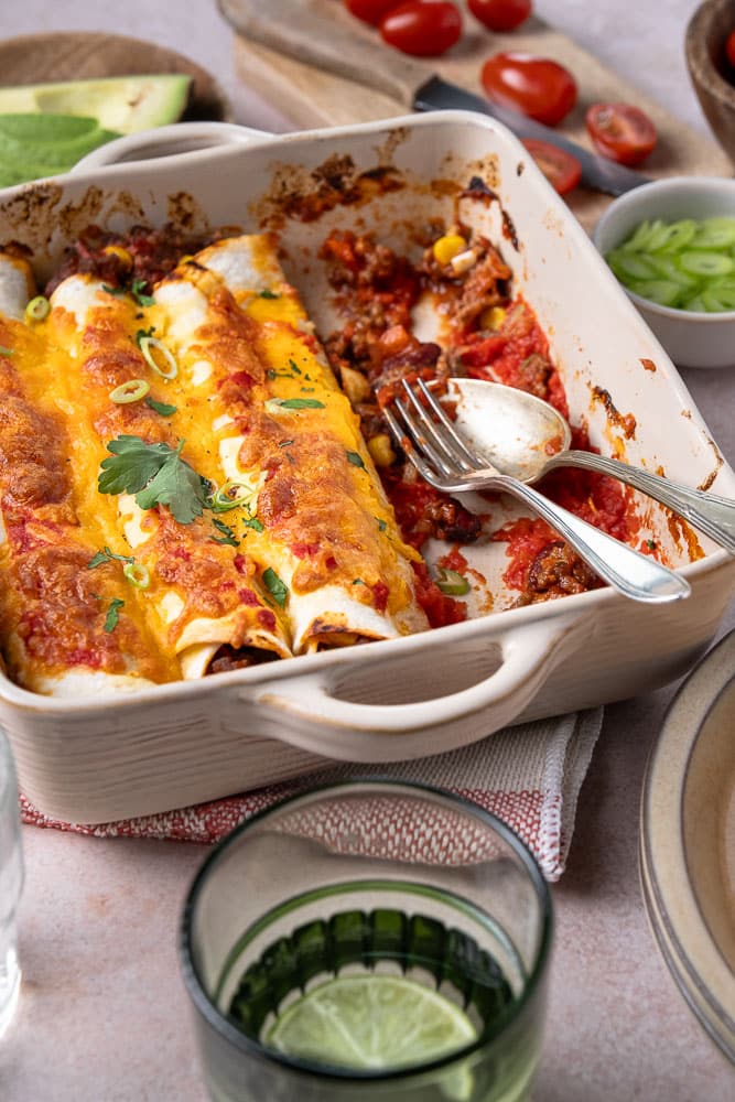 Enchilada's met gehakt, goed gevulde tortilla wraps met kruidig gehakt met mais en chili bonen in tomatensaus. Uiteraard heerlijk op smaak gebracht met Mexicaanse kruiden! De gevulde wraps met gehakt schuif je nog even de oven in met een beetje cheddar kaas on top en zo staat dit makkelijke recept binnen mum van tijd op tafel.