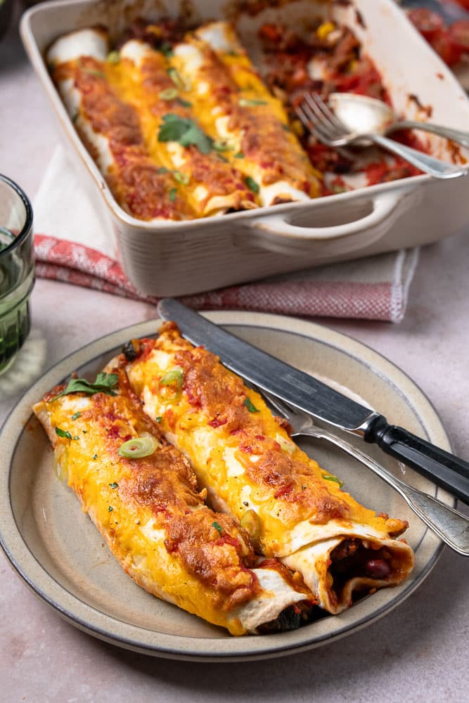 Enchilada's met gehakt, goed gevulde tortilla wraps met kruidig gehakt met mais en chili bonen in tomatensaus. Uiteraard heerlijk op smaak gebracht met Mexicaanse kruiden! De gevulde wraps met gehakt schuif je nog even de oven in met een beetje cheddar kaas on top en zo staat dit makkelijke recept binnen mum van tijd op tafel.