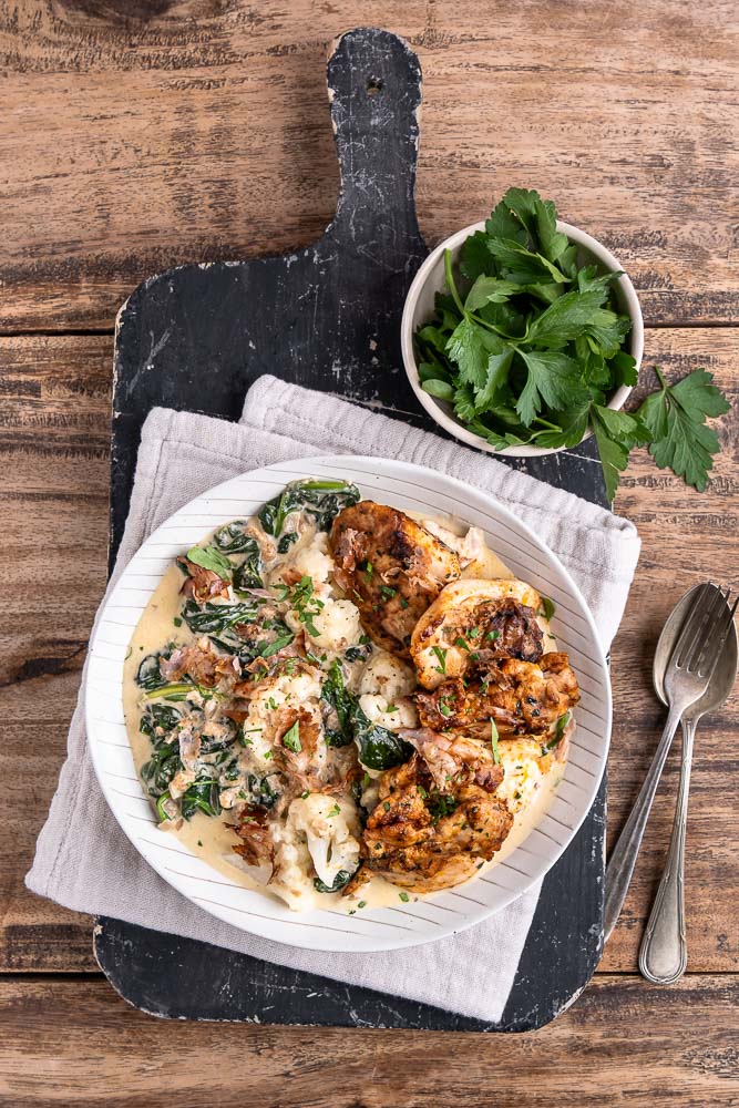 Kip met bloemkool, in een romige saus met Parmezaanse kaas. Dit makkelijke en koolhydraatarme eenpansgerecht heeft alles waar je blij van wordt. Lekker veel groente, gemarineerde kip met veel smaak, een fantastische romige saus én weinig afwas. Voor dit recept voor kip met bloemkool gebruik je namelijk maar 1 pan, wel zo fijn.