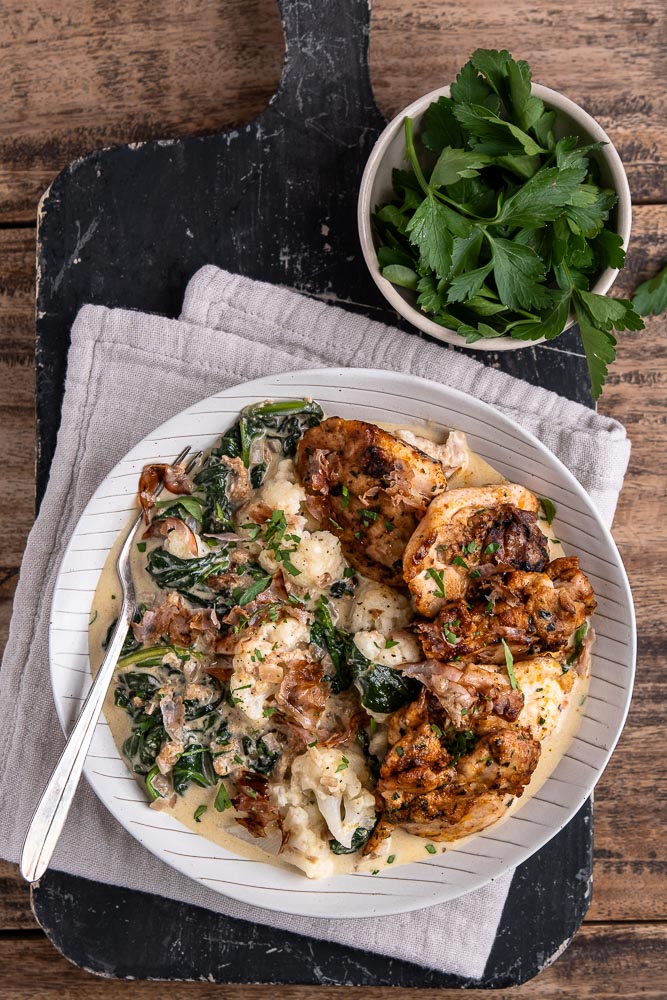 Kip met bloemkool, in een romige saus met Parmezaanse kaas. Dit makkelijke en koolhydraatarme eenpansgerecht heeft alles waar je blij van wordt. Lekker veel groente, gemarineerde kip met veel smaak, een fantastische romige saus én weinig afwas. Voor dit recept voor kip met bloemkool gebruik je namelijk maar 1 pan, wel zo fijn.