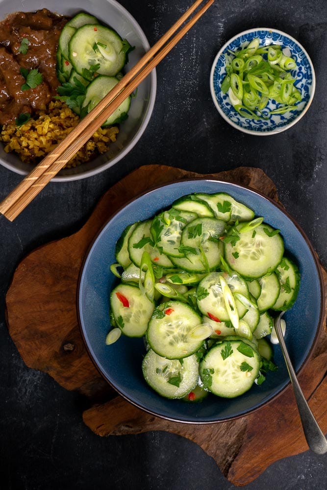 Zoetzure komkommer, een fantastisch lekker en simpel bijgerecht voor bij de Oosterse maaltijden. Zelf zoetzure komkommer maken is echt zo lekker en ook zo ontzettend eenvoudig. Voor dit recept heb je eigenlijk vooral even geduld nodig
