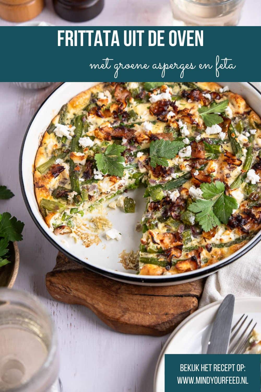 Een heerlijk hartig ontbijtje, een lekkere uitgebreide lunch of een makkelijke en lichte avondmaaltijd... Deze frittata uit de oven met groene asperges en feta kan elk moment op tafel gezet worden. Met dit makkelijke recept voor frittata kom je ook nog eens eenvoudig aan je dagelijkse portie groenten. Dit ovengerecht is daarom wat mij betreft nu al een winnaar!